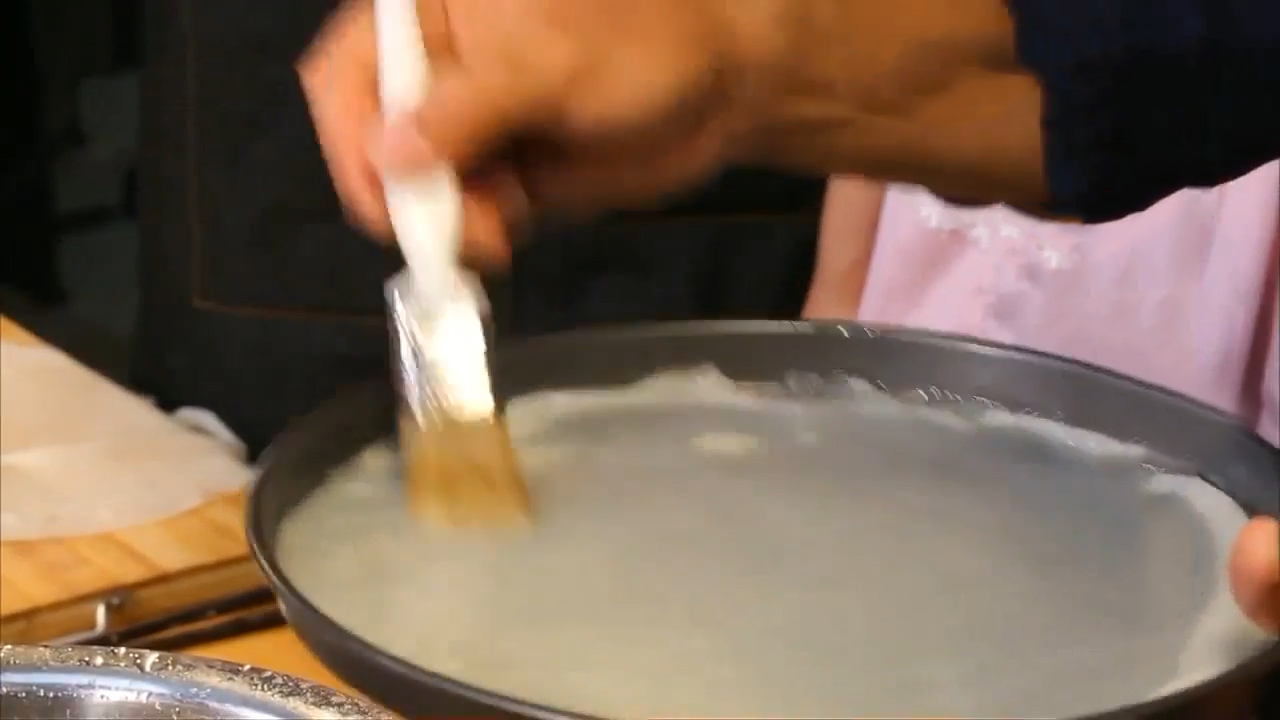 如何自制凉皮凉了也劲道,自制凉皮怎么做又滑又劲道