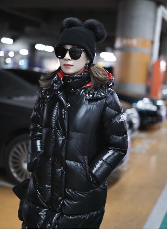 佘诗曼穿粉色裤走机场 (佘诗曼穿皮靴现身机场)