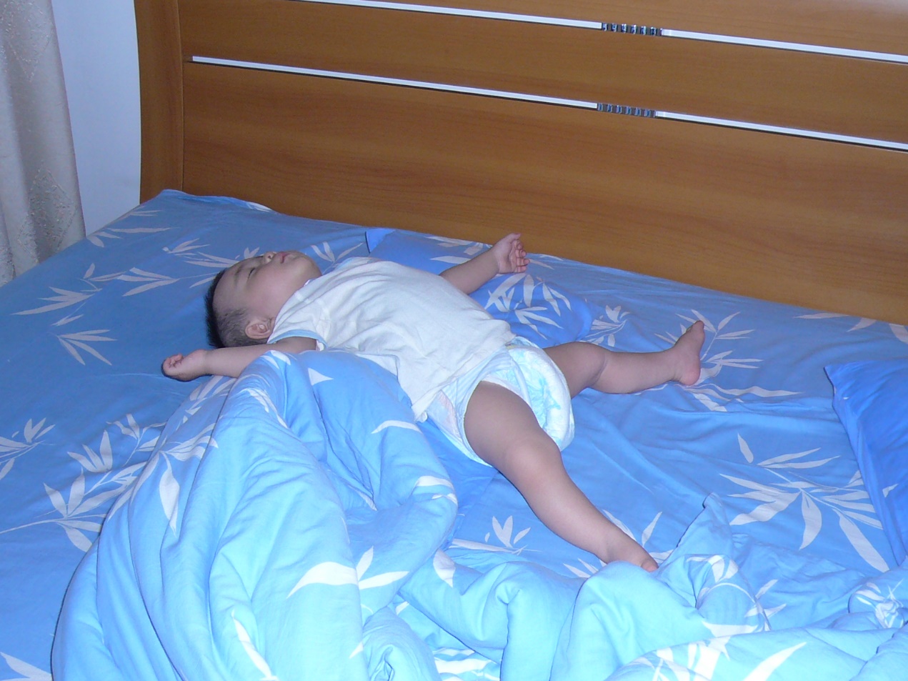 宝宝睡觉投降式姿势更容易惊着吗,婴儿投降式睡觉聪明