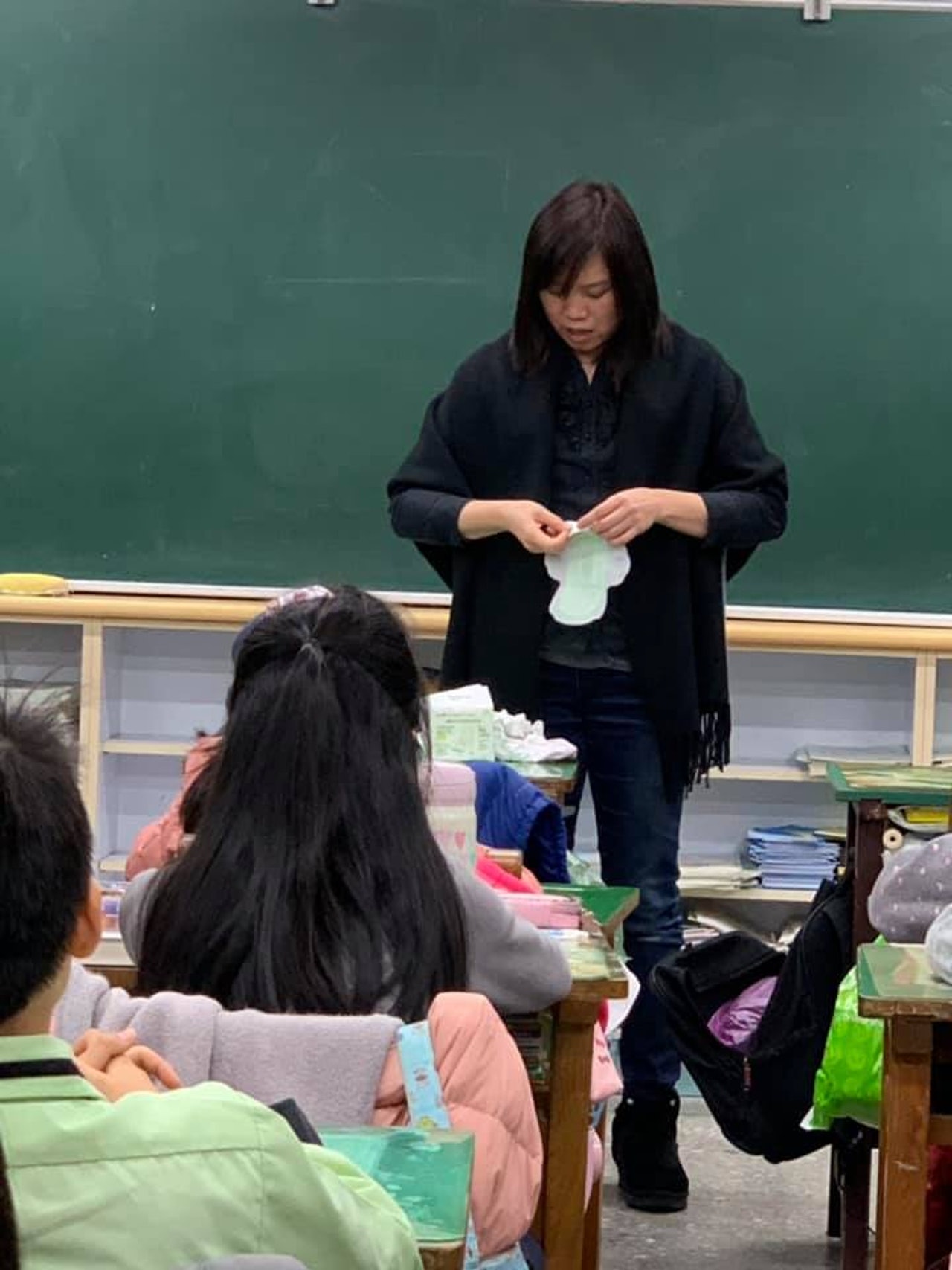 初中时目睹同学第一次月经沾污裤子，老师姨妈巾教学获万人点赞