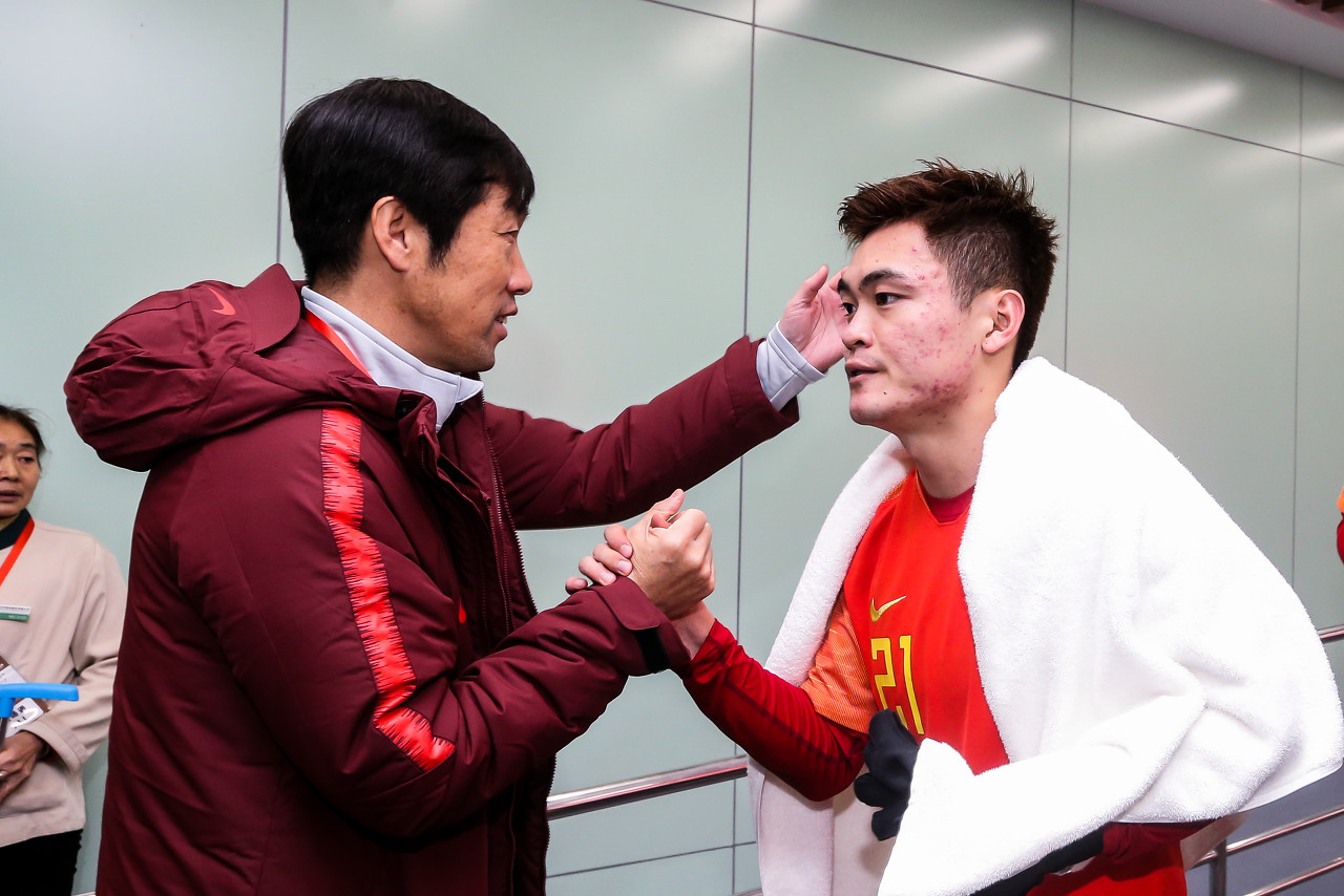 足协主席探班再现金句引热议,精神鼓励法“对手比我们怕输球”