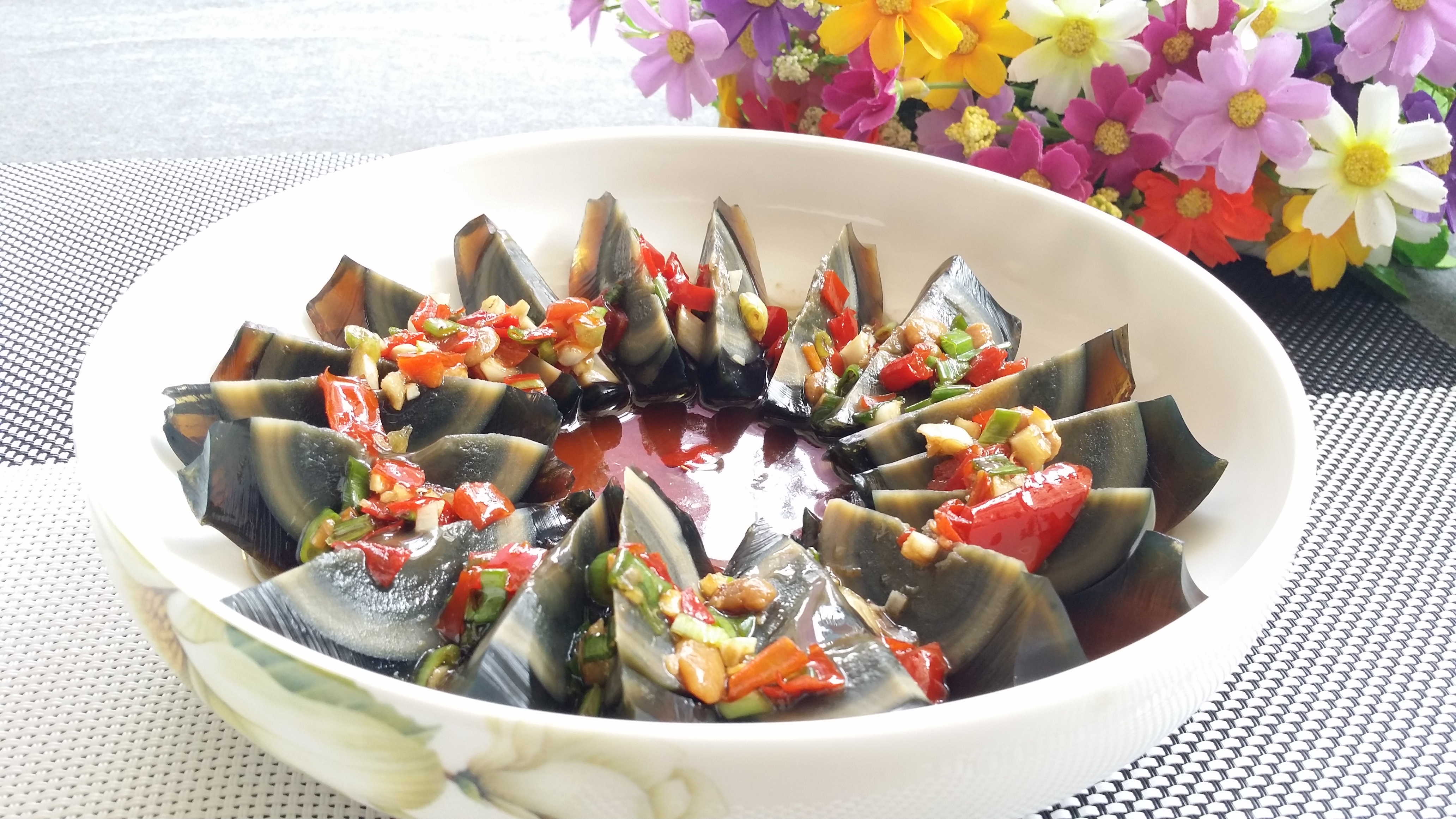 皮蛋有点呛凉拌做法,家常皮蛋怎么凉拌去味