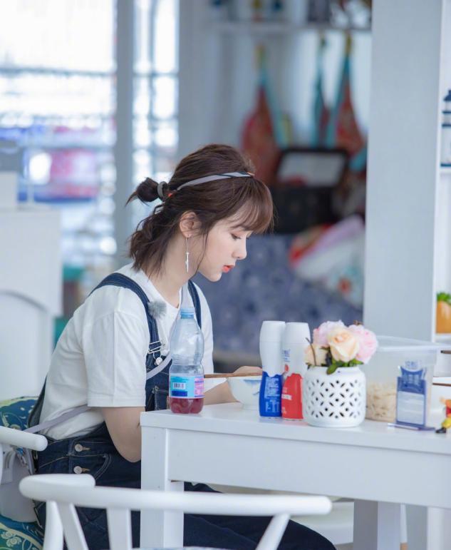 发带怎么戴才好看适合脸大的女生,怎么戴发带才好看