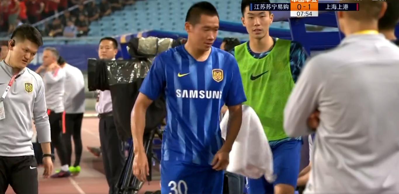中超惊现德容式飞踹！苏宁恶汉踹碎上港球员球衣胸口3道血痕刺眼