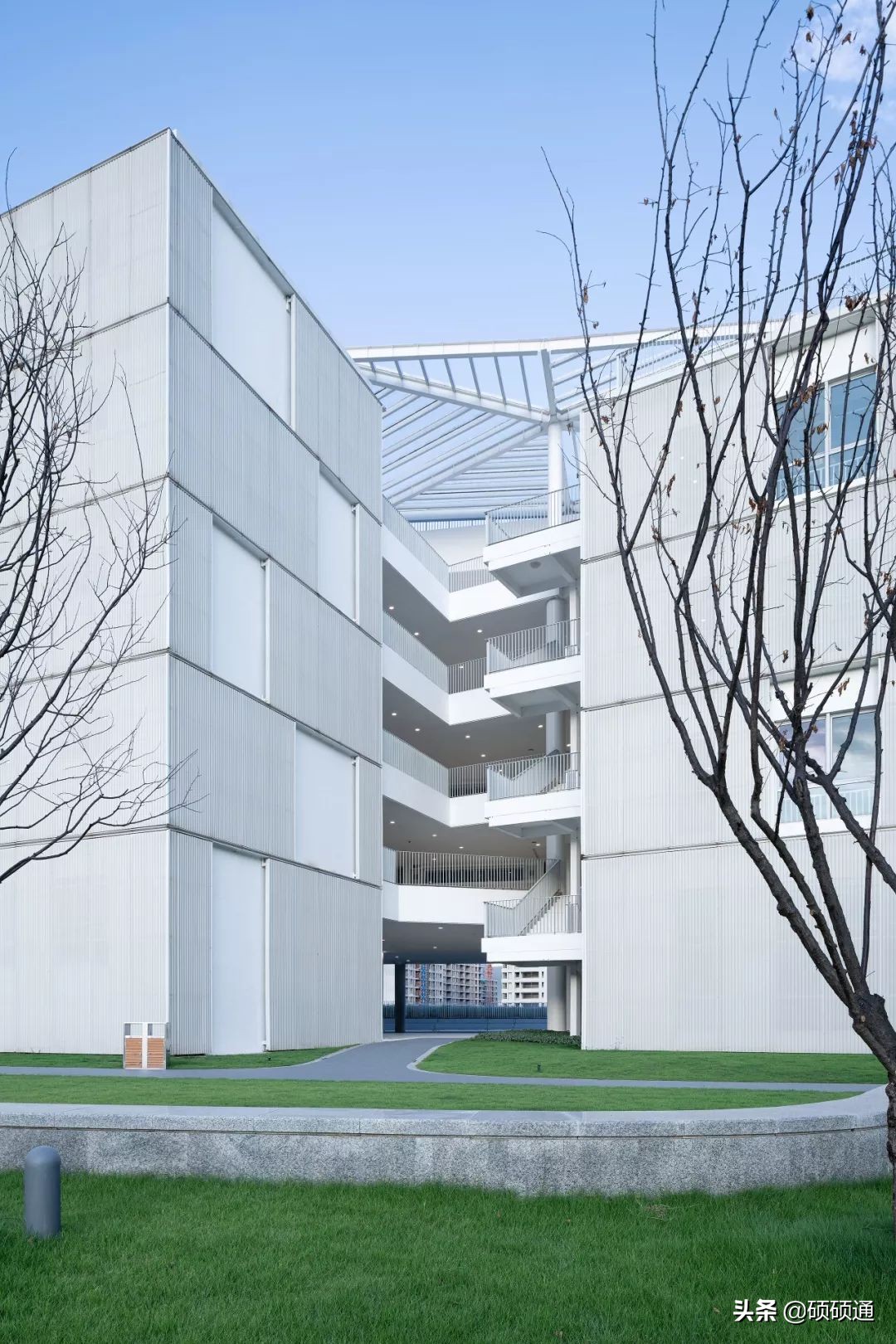 巨大环形飞船,巨大的地球主题环创