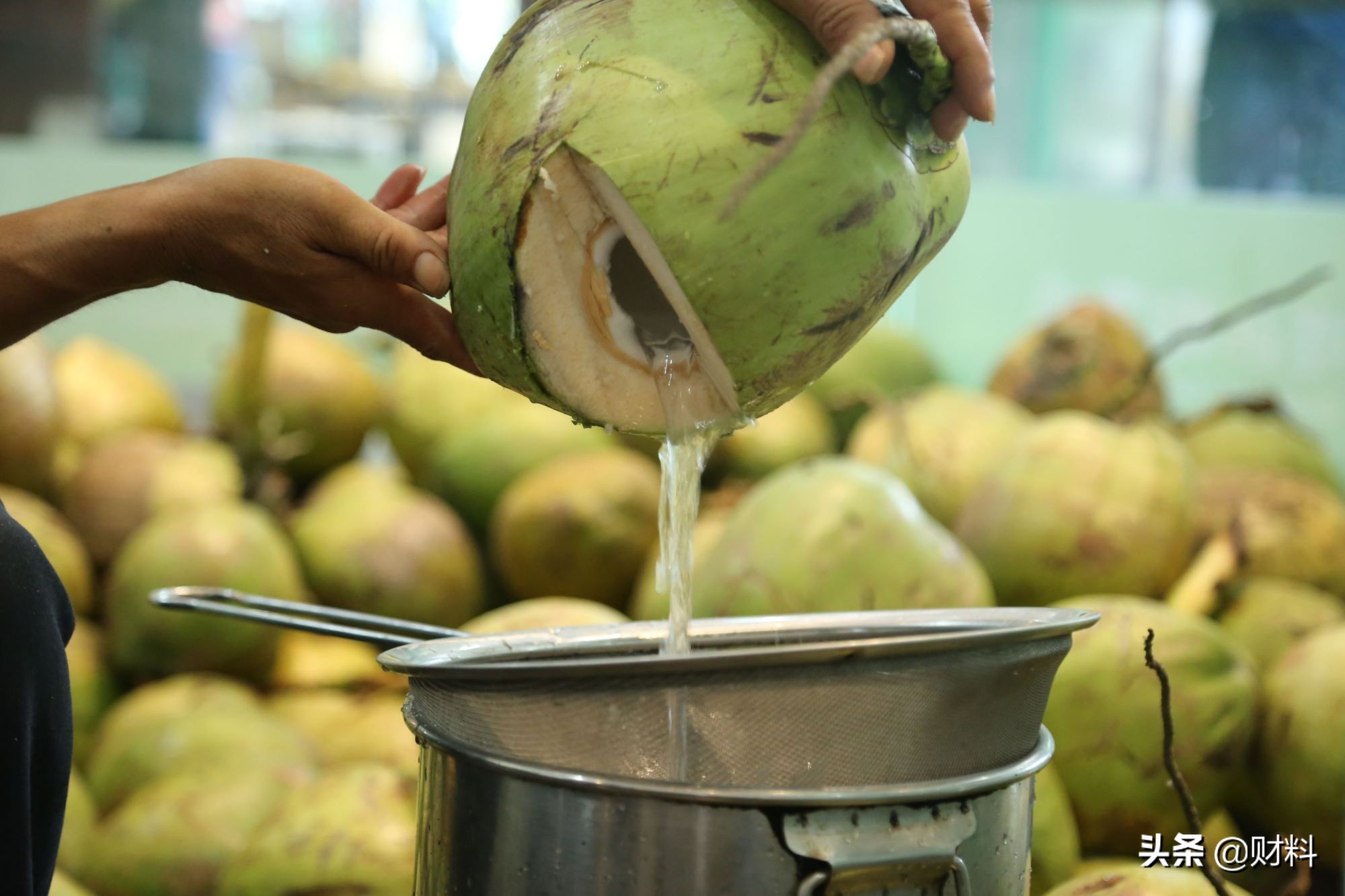 她五十岁才创业,他55岁创业