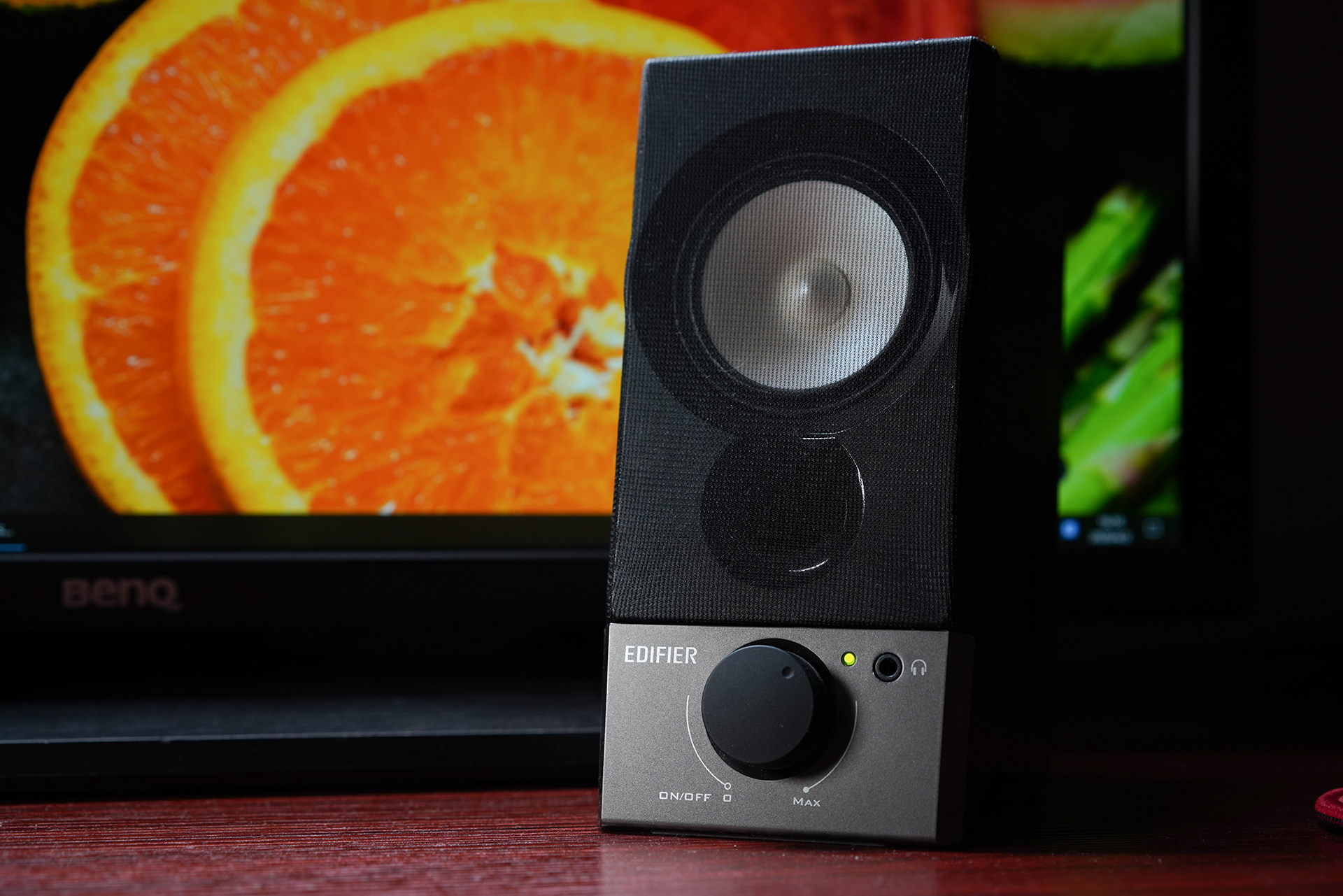 这套花费超过2W的桌面看起来是如此朴素