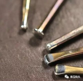 錾刻需要使用不同的錾子,錾刻工艺和篆刻工艺的区别