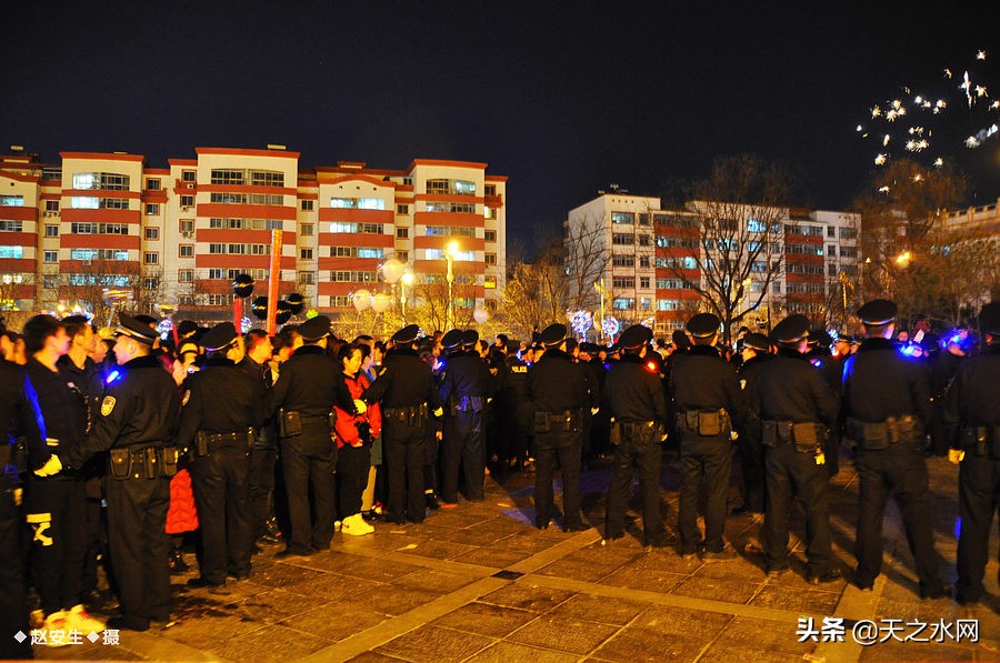 甘肃天水数万民众“上九朝观”祈福纳祥争烧头柱香！（组图）