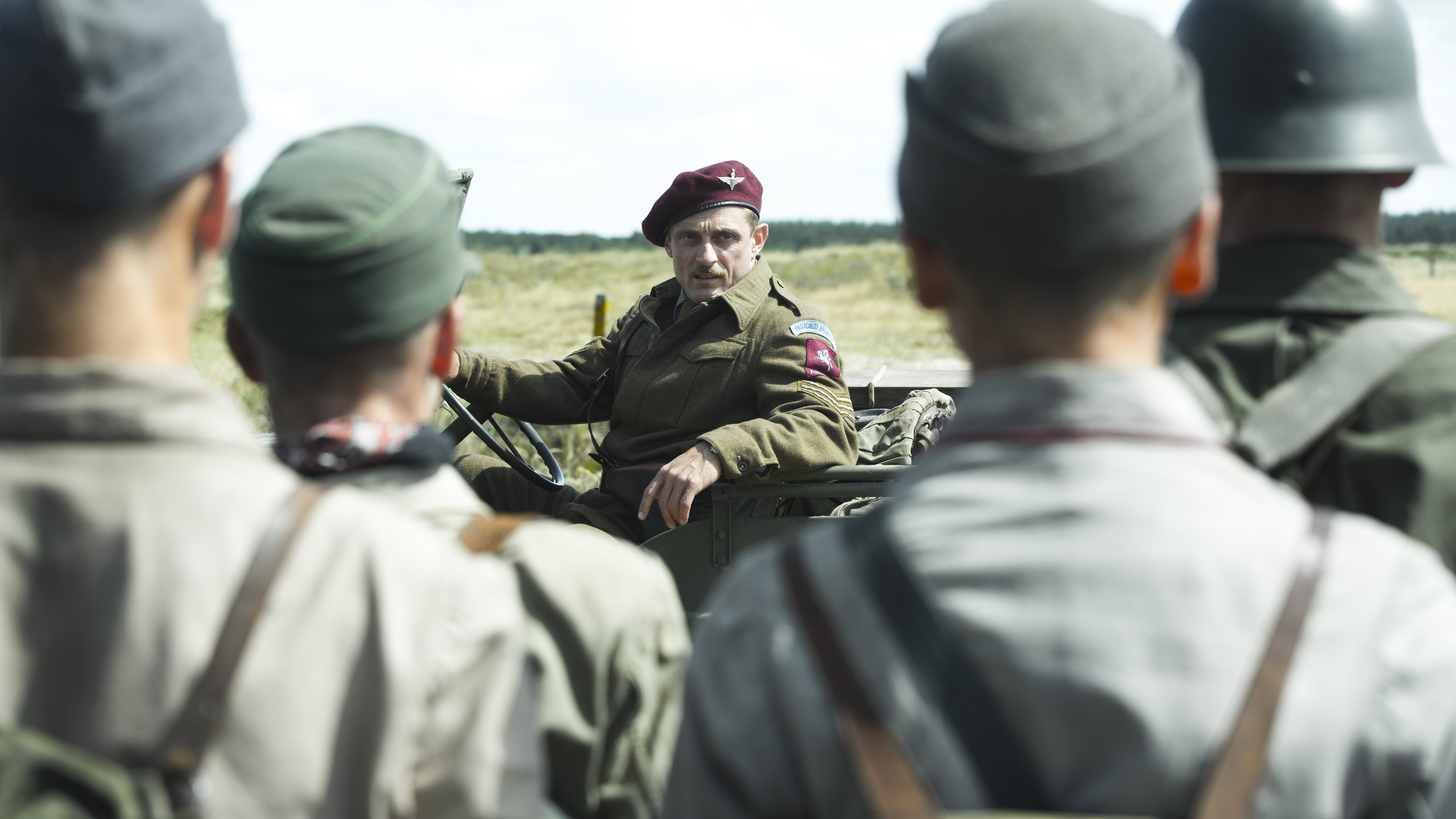 根据真实事件改编，那片美丽的沙滩上，无数孩子像狗一样死去