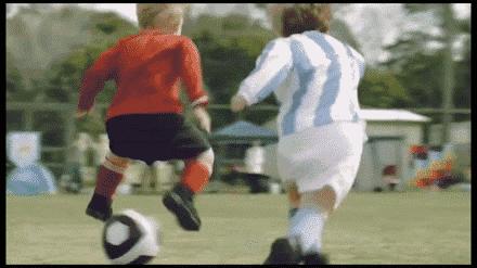 做梦去踢足球比赛搞笑视频,搞笑gif足球动态图