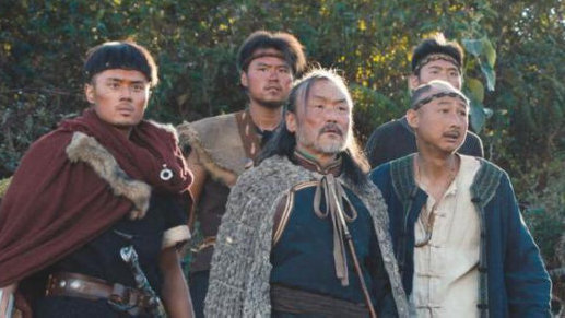 《云南虫谷》的村民不停给铁三角送盒饭这剧情要看不下去了