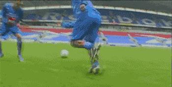 足球过人教学慢动作小学生,足球十大变向过人教学