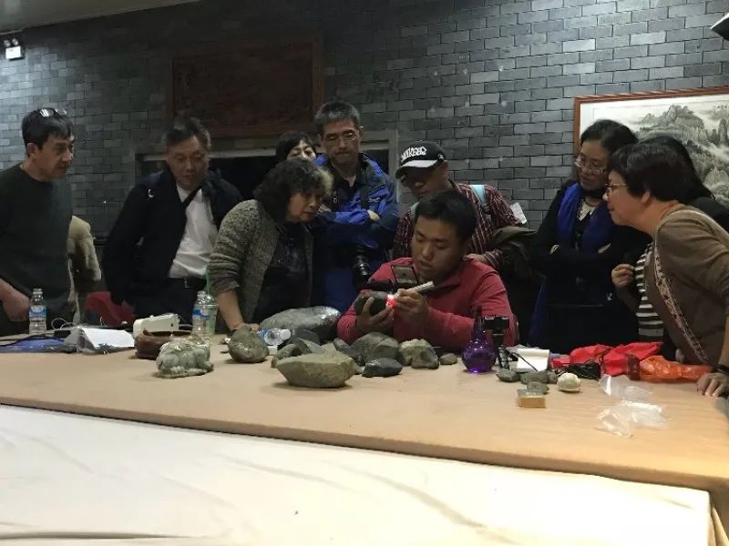 翡翠原石直播间捡漏靠谱吗,直播间卖的翡翠原石什么猫腻