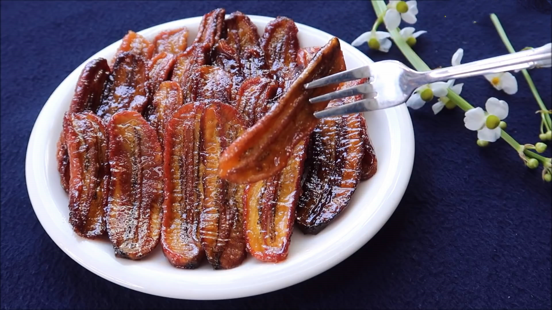 香蕉太生没法吃怎么办?放点糖烤一烤,比锅巴还要脆,好甜