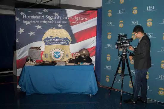 加州华裔贩靠卖仿冒奢侈品取得绿卡，奢侈品牌诉讼却拒绝出庭