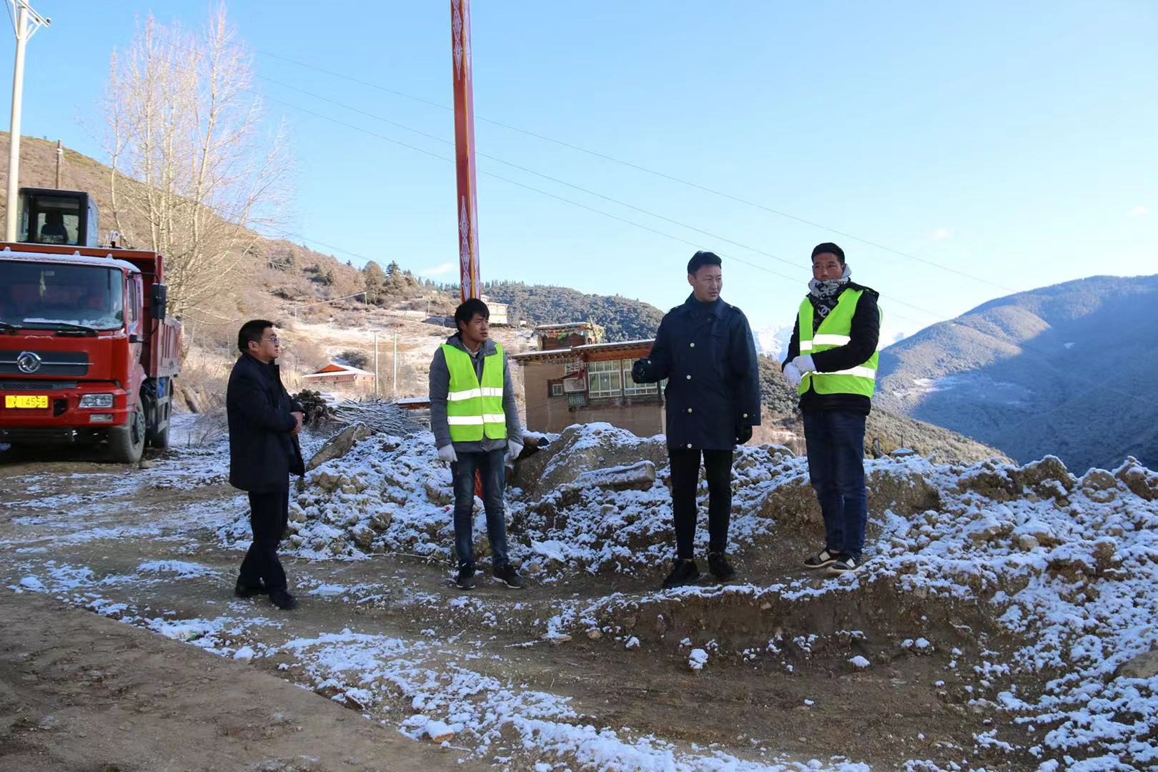 坚守交通一线守护人民群众平安,连续奋战30天后他累倒在警车里