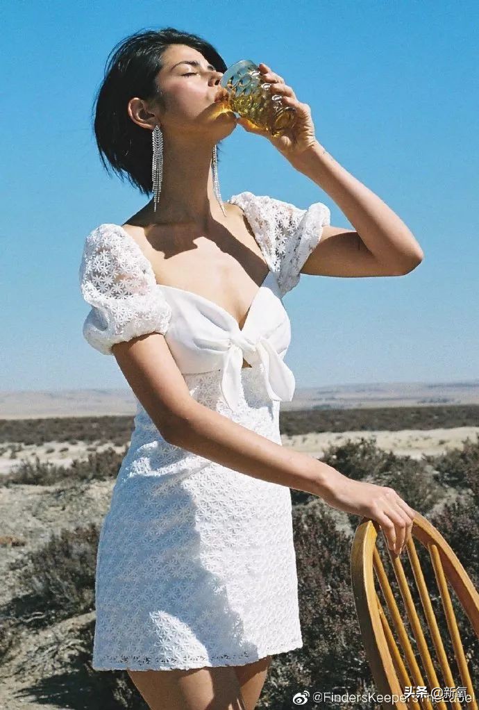 钟楚曦同款连衣裙丝绒,钟楚曦同款白色吊带连衣裙