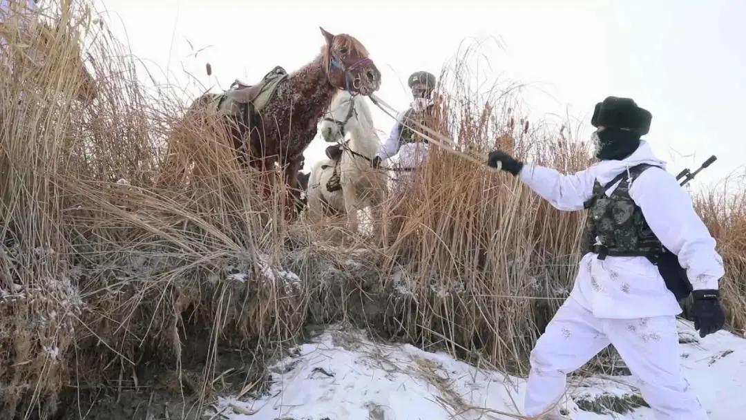 风雪边关边防官兵踏雪巡逻,风雪巡逻边防官兵与界碑相伴
