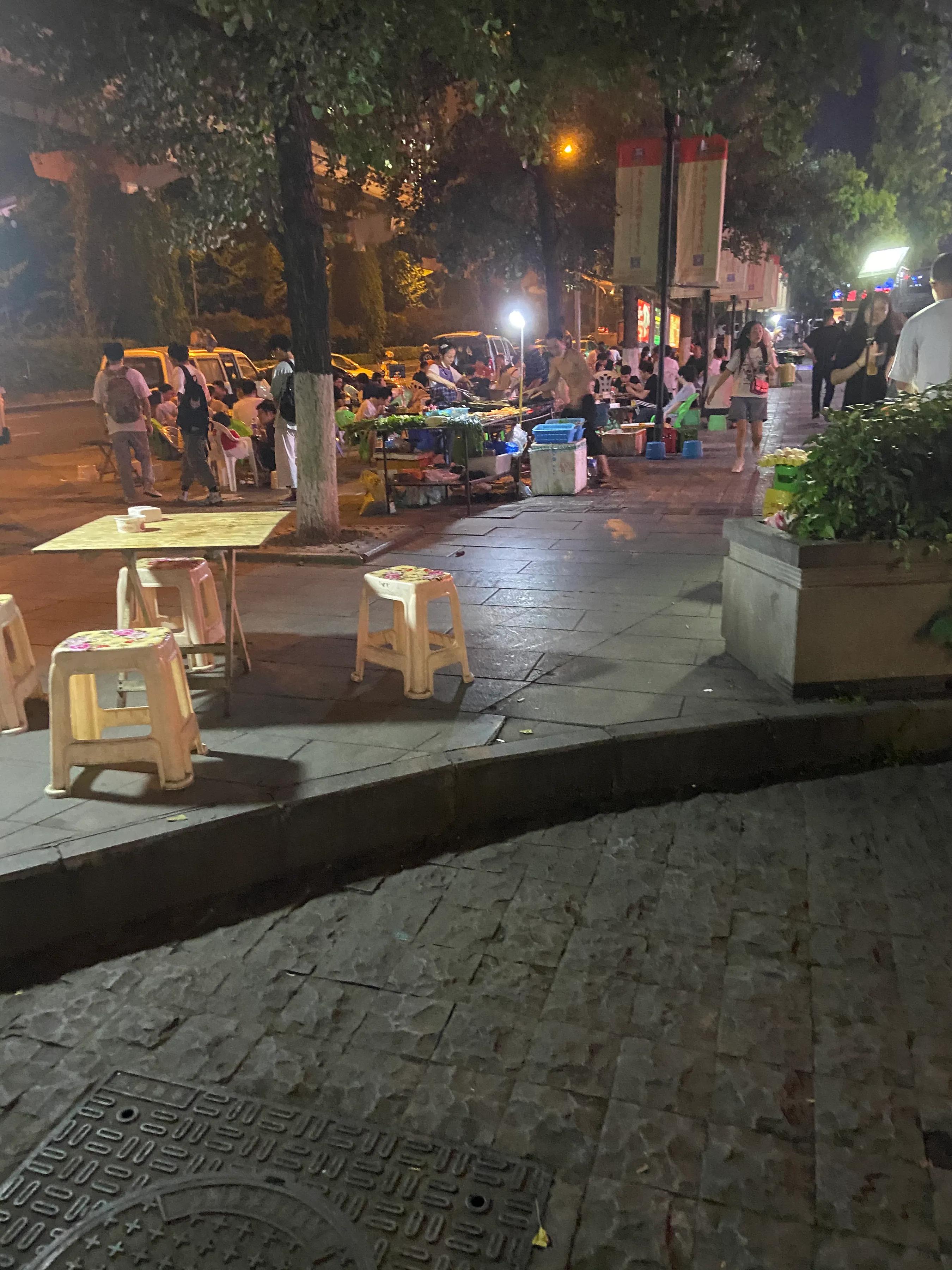 晚上摆摊卖烧烤到底有多赚钱，估摸着月入4，5万，真叫人眼红