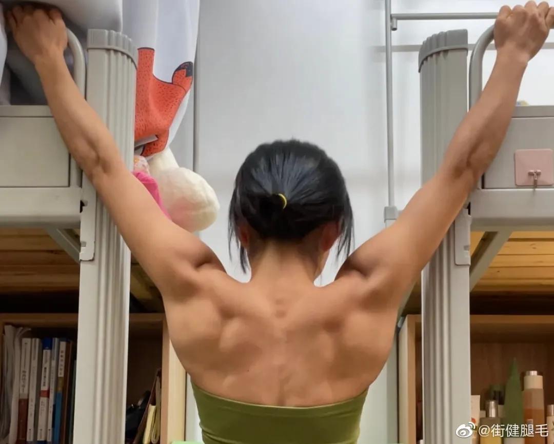 肌肉女学生秀腹肌,撩衣秀腹肌