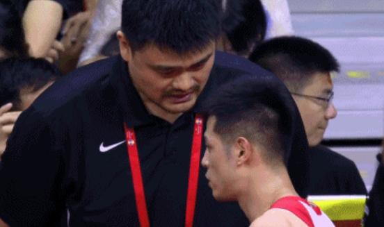 无视质疑！姚明打脸足球名记，场边亲自指导球员，露出凶狠表情