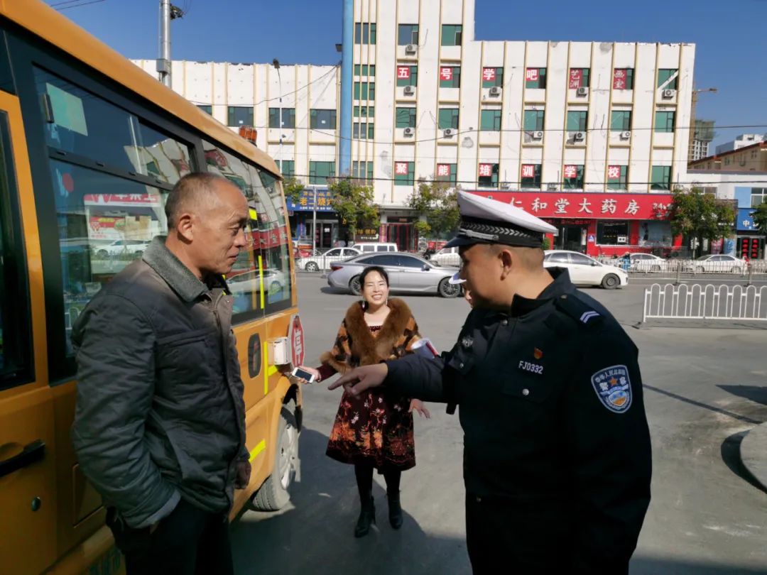 交警中队向人大汇报,晋城交警连心桥