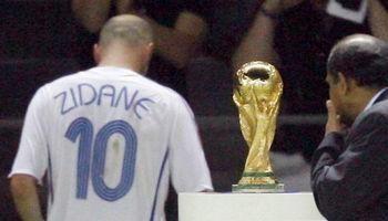 体育史上最伟大的100个瞬间,齐达内与大力神杯擦肩而过解说