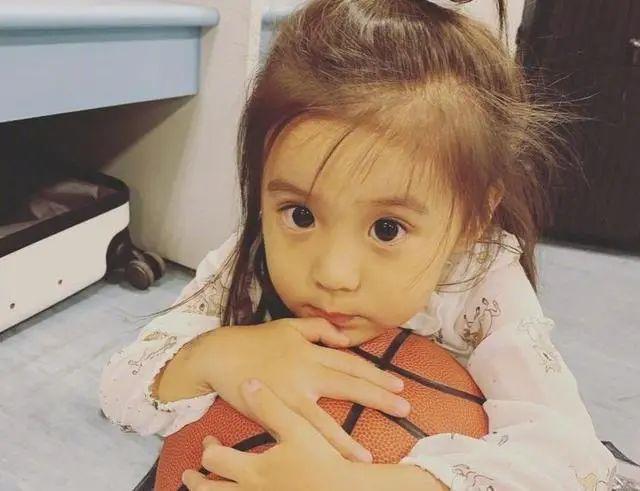 贾静雯心痛发文，5岁女儿被查出先天性弱视，她的忠告值得一看