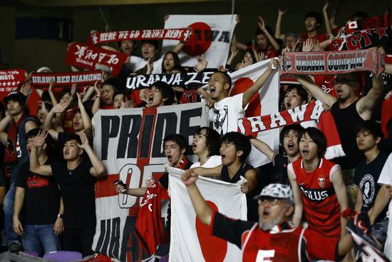 站在看台上,站在看台之上