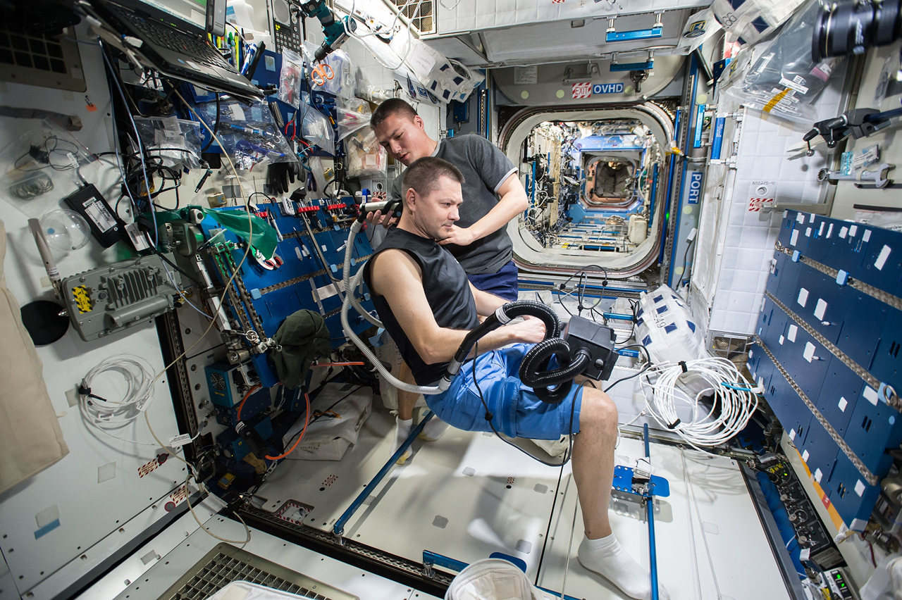 航天员穿航天服的原因,外国航天员穿中国航天服