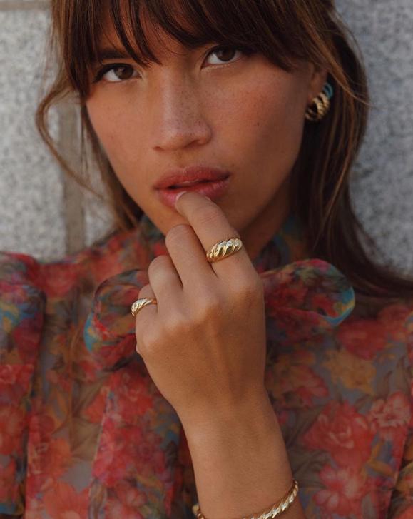 有时候质感就体现在小小的配件上，一件可以陪你穿梭日常的珠宝