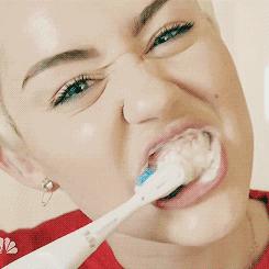 美白牙齿5个小窍门亮白牙齿,牙齿发黄不用愁教你一招美白牙齿