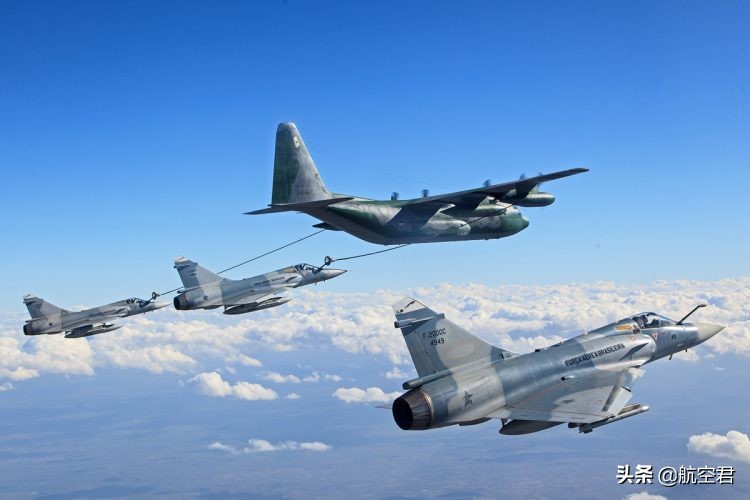 一批战斗机价格不如一位球星，在世界第一足球强国巴西成真事