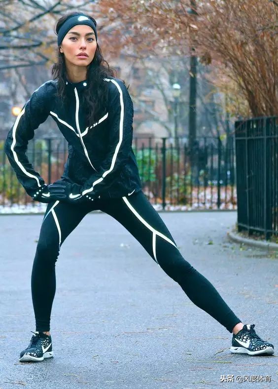 *窥偷**女神AdrianneHo的ins照片,我仿佛打开了新世界的大门……