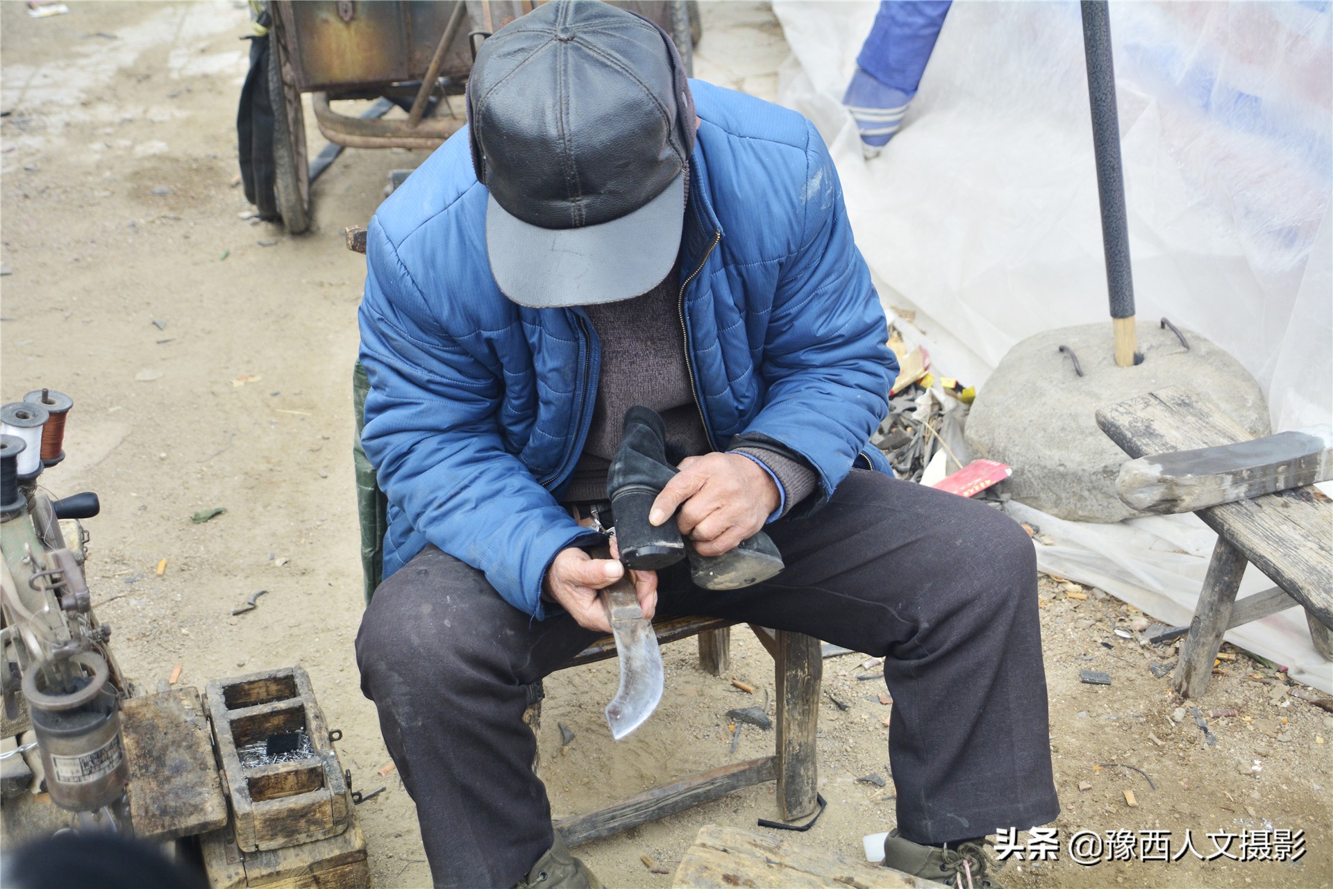 农村包工头捡到一把锋利小刀,转行修皮鞋,30年熬走6位老师傅