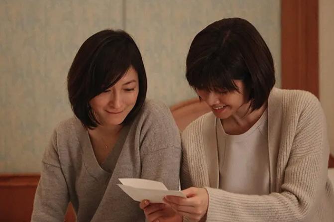 他是世纪末美少年，她帅到掰弯无数小姐姐，相恋10年不婚