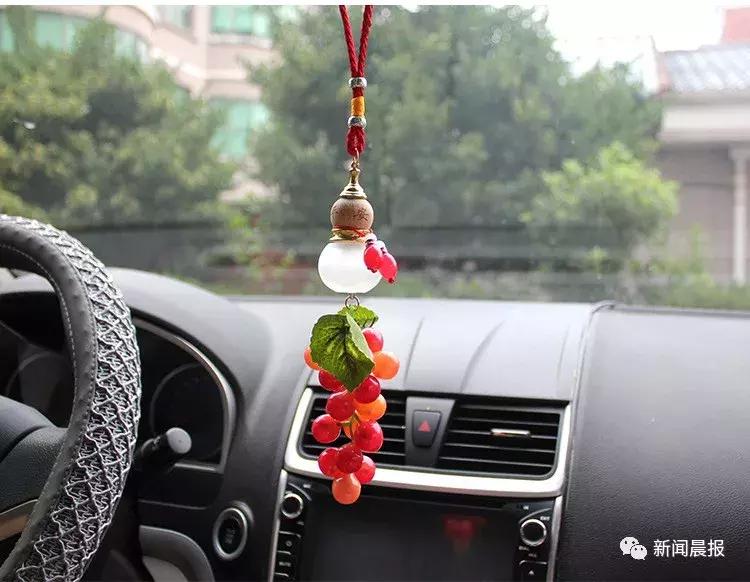 轿车突然失控撞飞俩居民，罪魁祸首是一罐可乐！网友：现实版《死神来了》