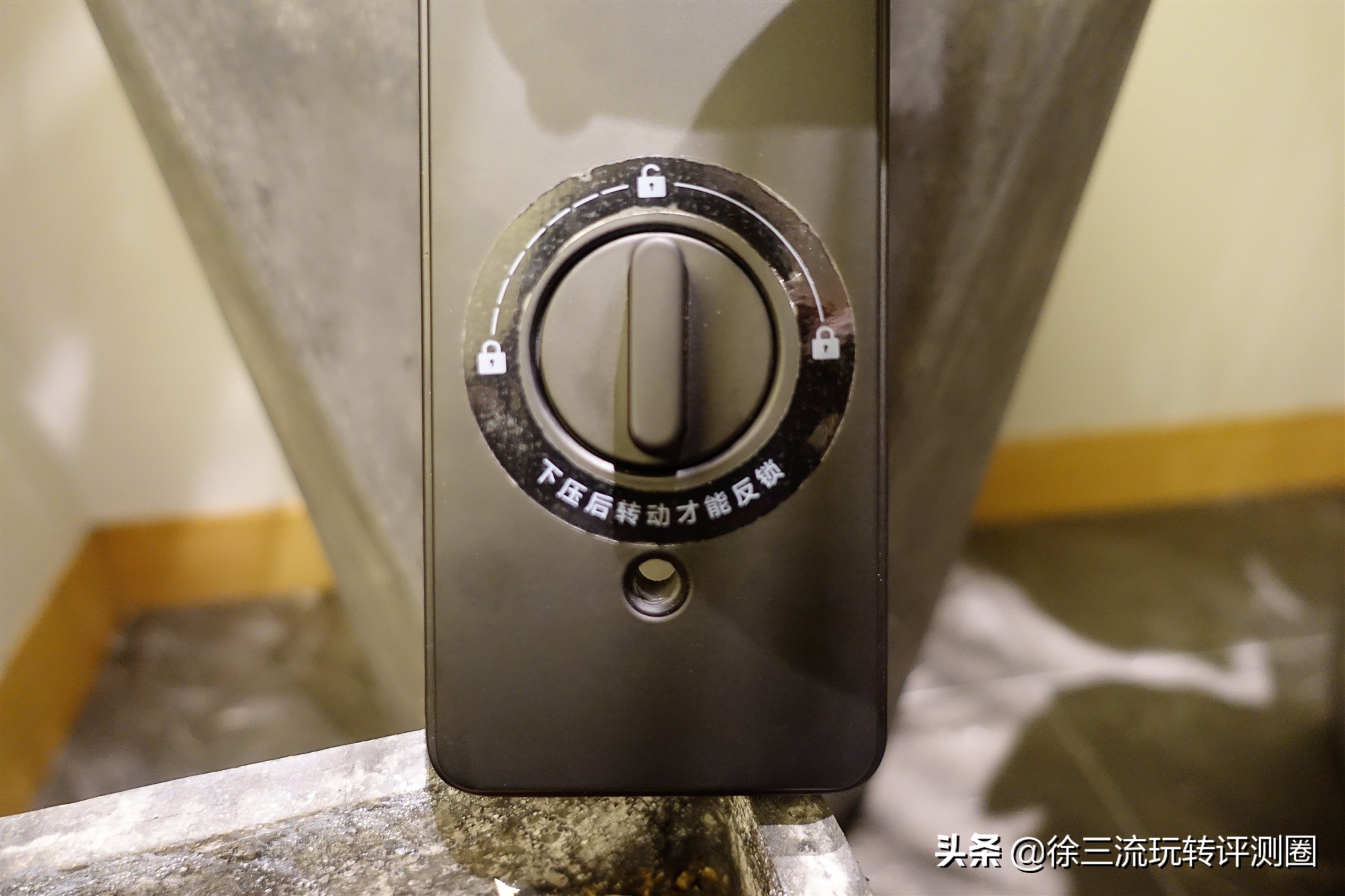 这把指纹锁不得了，内置天猫精灵AI模块，说句话就能开锁