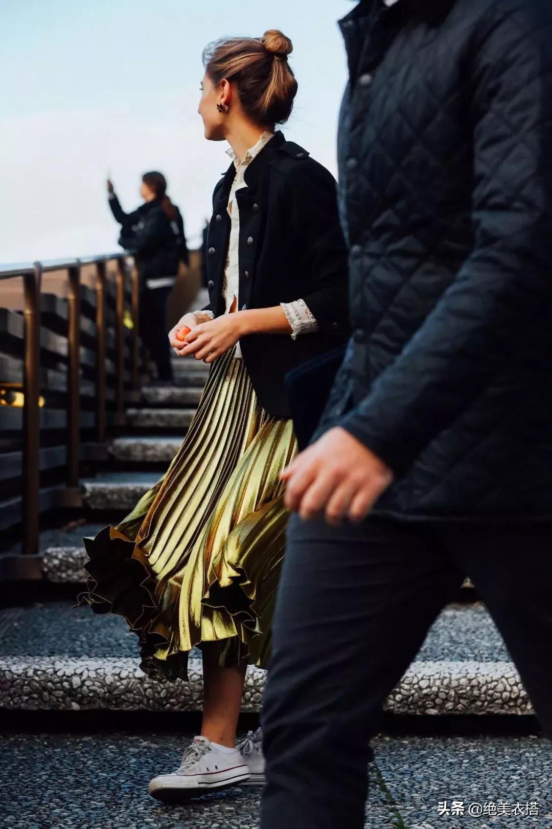 百褶裙的夏天穿搭方法,秋季百褶裙的穿搭方法长款