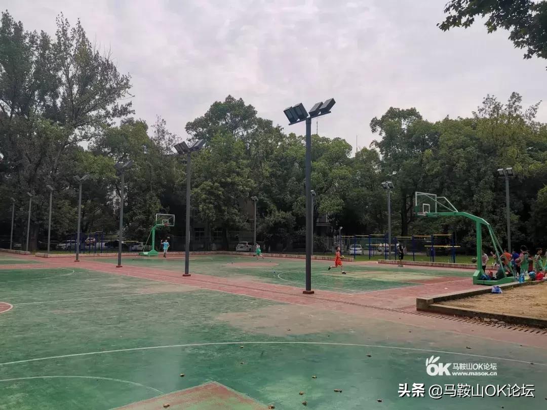 怀念在篮球场上挥汗如雨的日子,篮球场挥洒着青春与汗水的地方