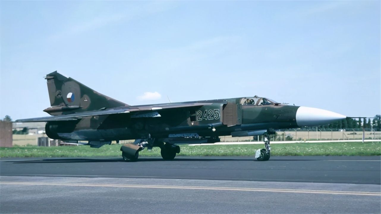 飞行员弃将飞机逃生,飞行员弃机逃生飞机砸到学校