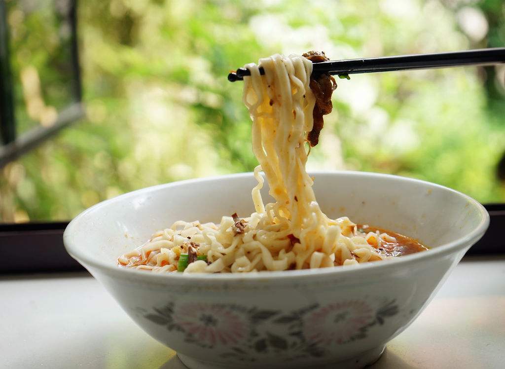 煮泡面先放蛋还是先放芝士,煮泡面先放青菜还是先放面