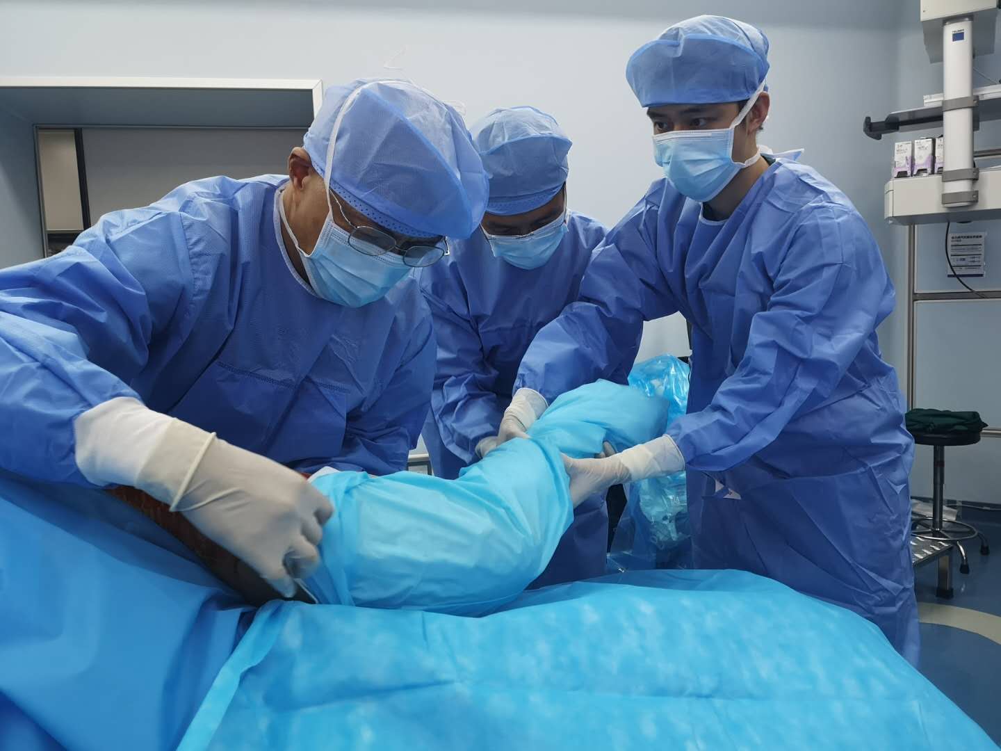 26岁小伙腰腿痛,男子51岁两胯痛是怎么回事