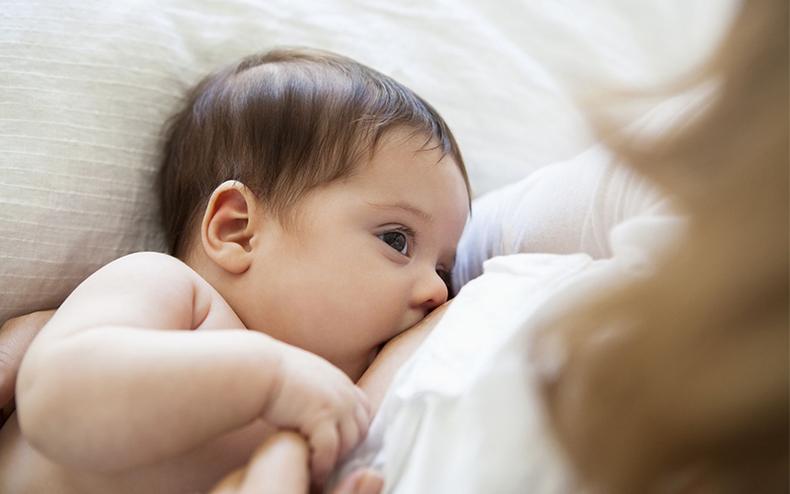 宝宝频繁挠耳朵耳朵口有红肿,宝宝总挠耳朵是要长牙了吗