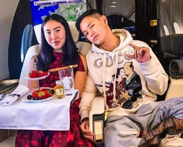 富二代另类“炫富“，上网拍卖“脊骨包”，网友：恶魔在人间