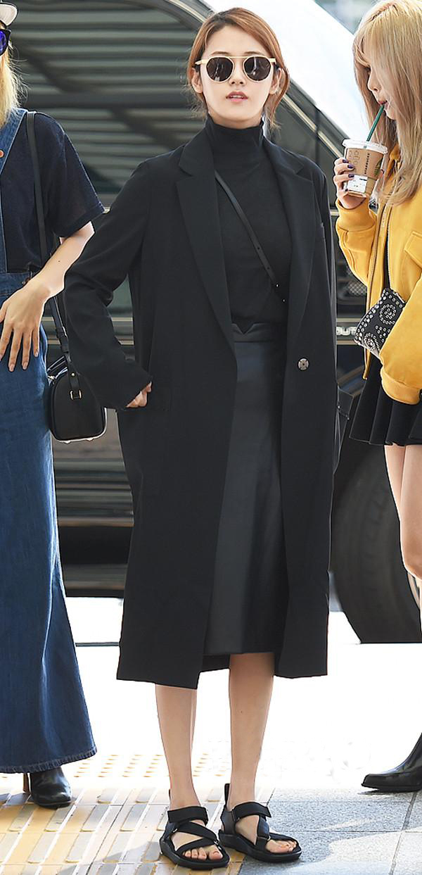 冬天大衣适合搭配什么样的包包,今年冬天穿的羊绒大衣怎么搭配