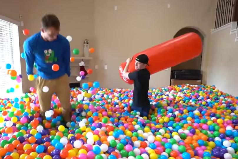 用100万个海洋球填满房间,50万个海洋球装在房间