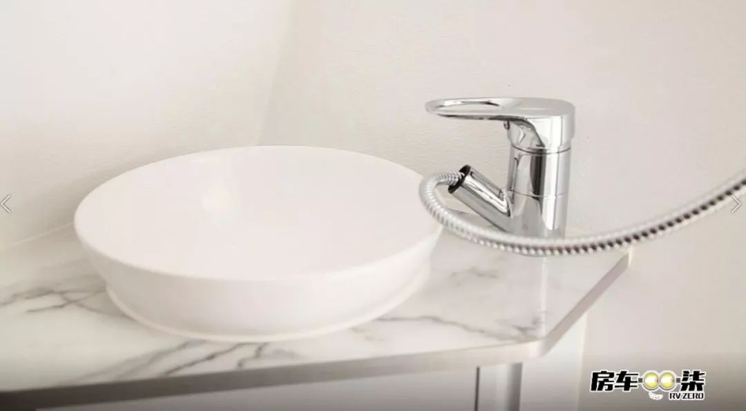 科斯升顶越野拖挂房车,平头轻卡双拓展自行式c型房车