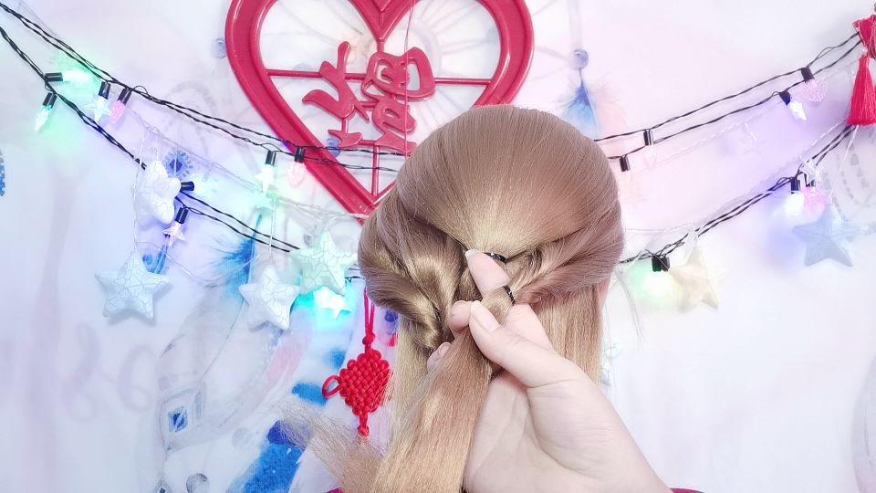 法式慵懒低马尾扎法学生党短发,短头发怎样扎低马尾好看又简单